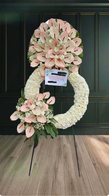 تاج گل ترحیم دو طبقه با کل های سفید و آنتوریوم صورتی مناسب ختم و تسلیت