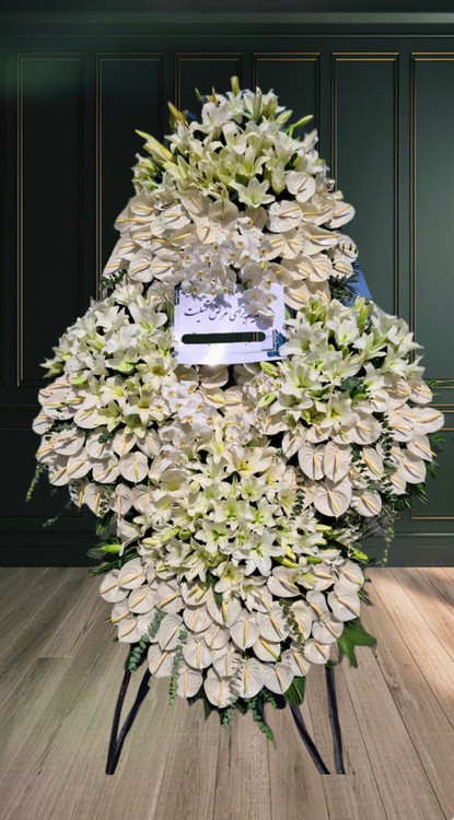 تاج گل چهار طبقه ترحیم با لیلیوم و آنتریوم سفید -سفارش آنلاین از گلفروشی فلورسا