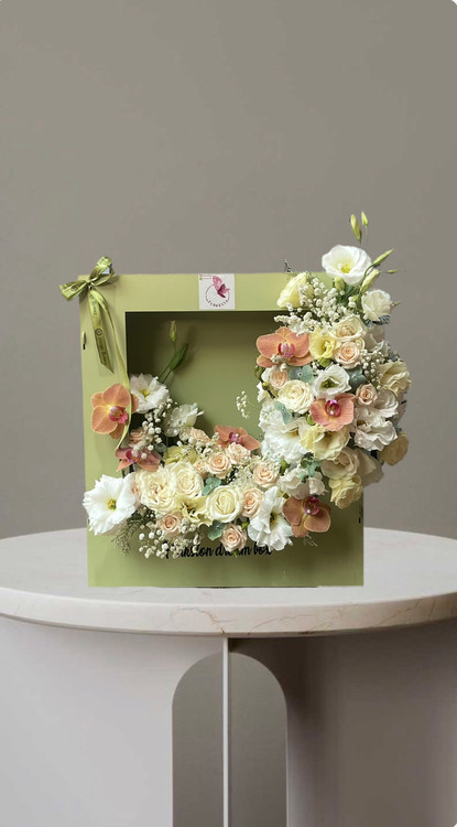 باکس گل ترکیبی رز و ارکیده کرم و هلویی در جعبه سبز - خرین آنلاین از گلفروشی فلورسا