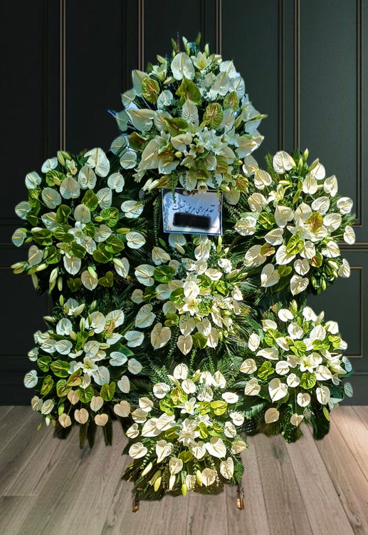 تاج گل ۷ طبقه با گل های آنتریوم سفید و طراحی برای مراسم ترحیم