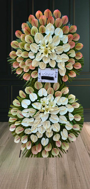 تاج گل دو طبقه آنتریوم سفید و صورتی همراه با لیلیوم سفید