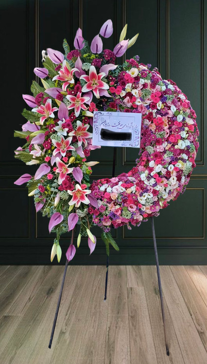 تاج گل تبریک لاکچری با لیلیوم و رز صورتی | گلفروشی فلورسا