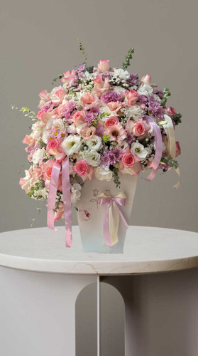 باکس گل سفید با گلهای رز و لیسینتوس و ربان صورتی و بنفش مناسب تبریک از گلفروشی فلورسا با ارسال در تهران