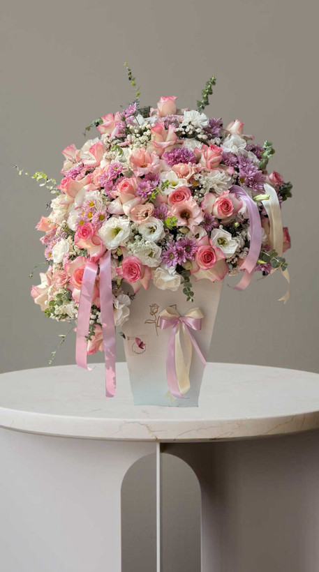 باکس گل سفید با گلهای رز و لیسینتوس و ربان صورتی و بنفش مناسب تبریک از گلفروشی فلورسا با ارسال در تهران