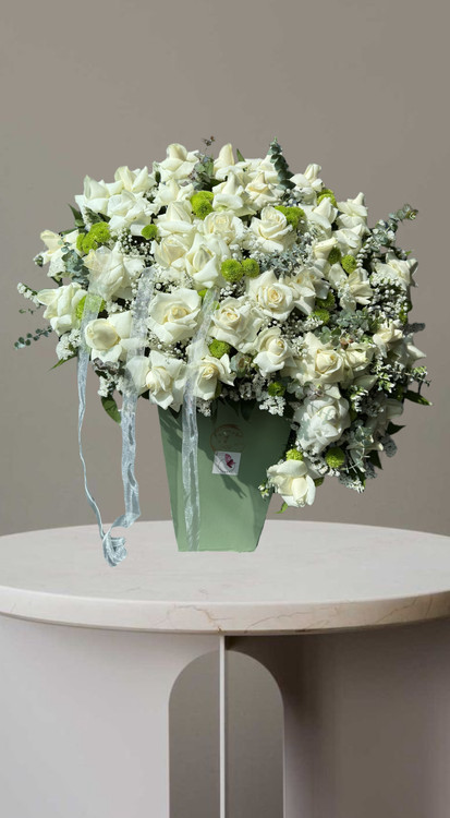 خرید آنلاین باکس گل سایز بزرگ سفید و سبز با رز وداوودی با ارسال رایگان در تهران