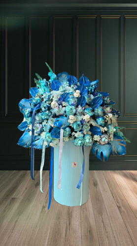 باکس گل ابی سفید سایز بزرگ مناسب تولد و سوپرایز انتریوم و رز ابی