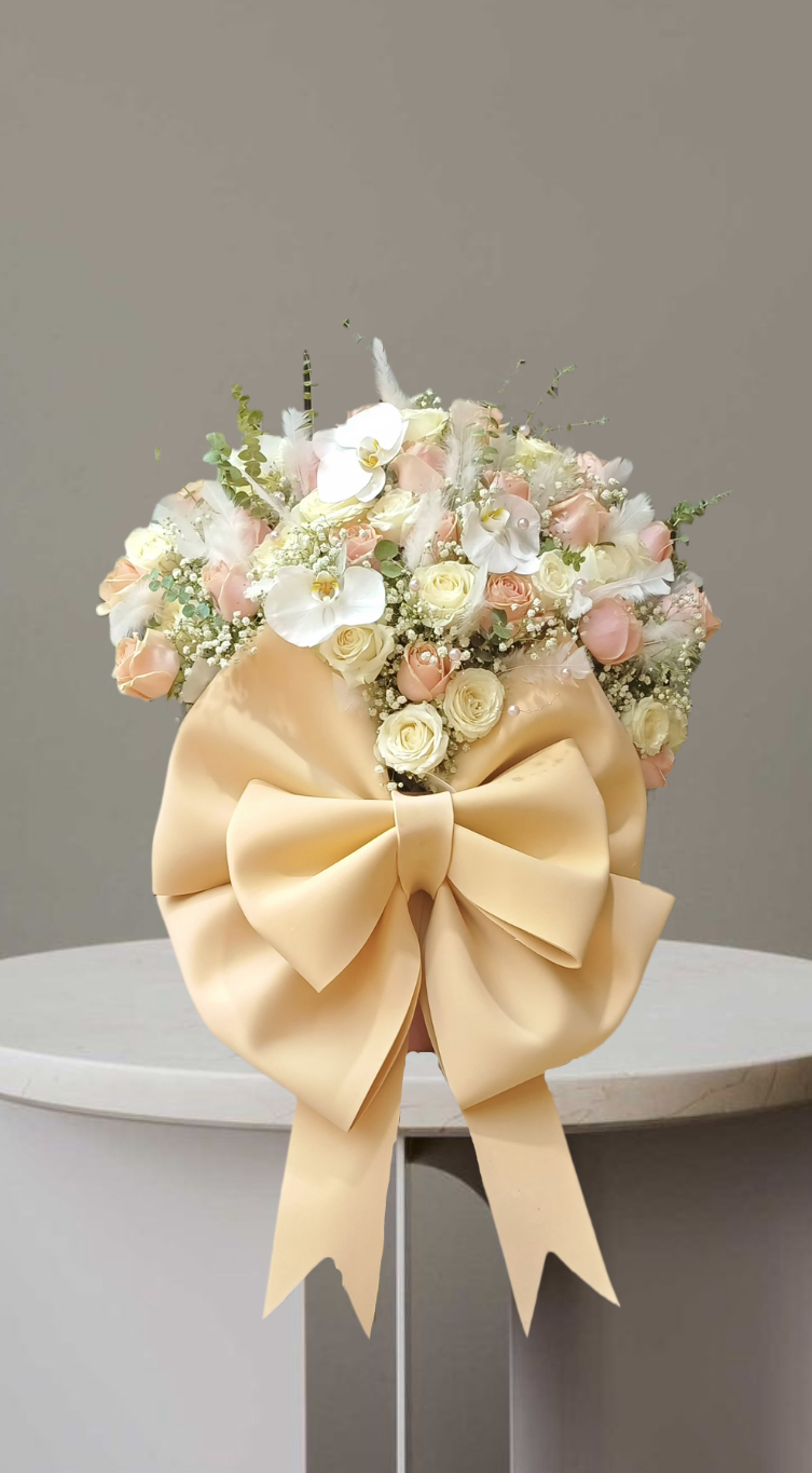 باکس گل لاکچری با پاپیون بزرگ شامل رز های کرم گلبهی و ژیپسوفیلا و ارکیده سفید طراحی و ارسال از گلفروشی فلورسا