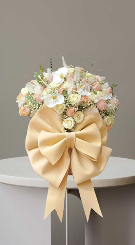 باکس گل لاکچری با پاپیون بزرگ شامل رز های کرم گلبهی و ژیپسوفیلا و ارکیده سفید طراحی و ارسال از گلفروشی فلورسا