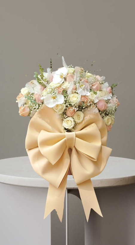 باکس گل لاکچری با پاپیون بزرگ شامل رز های کرم گلبهی و ژیپسوفیلا و ارکیده سفید طراحی و ارسال از گلفروشی فلورسا