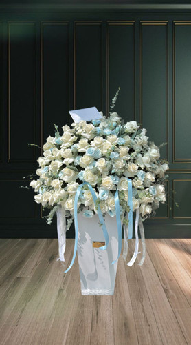 باکس گل بزرگ تولد با رز های سفید و لیسینتوس آبی روشن با ربان ابی و سفید در طراحی لوکس با ارسال رایگان در تهران