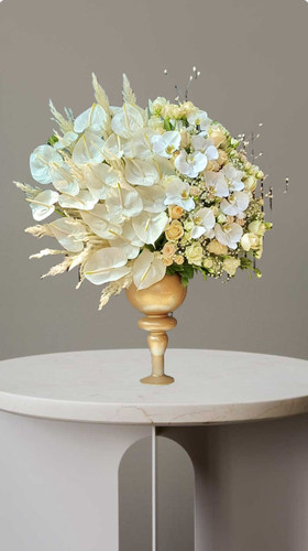 جام گل لوکس طلایی با گل های آنتریوم و رز هلندی و ارکیده های سفید