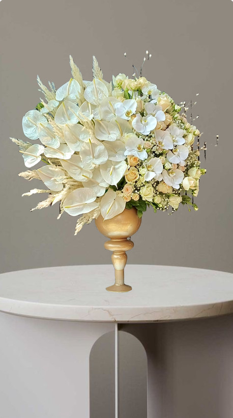 جام گل لوکس طلایی با گل های آنتریوم و رز هلندی و ارکیده های سفید