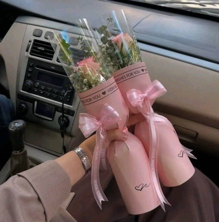 تک شاخه رز هلندی در رنگبندی سفارش برایشب یلدااز گلفروشی فلورسا