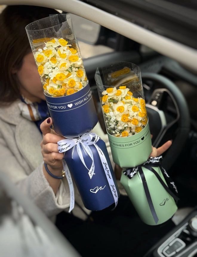 دسته گل مینیمال نرگس فلورسا برای روز مادر با طراحی ساده و قیمت مناسب موجود در رنگبندی