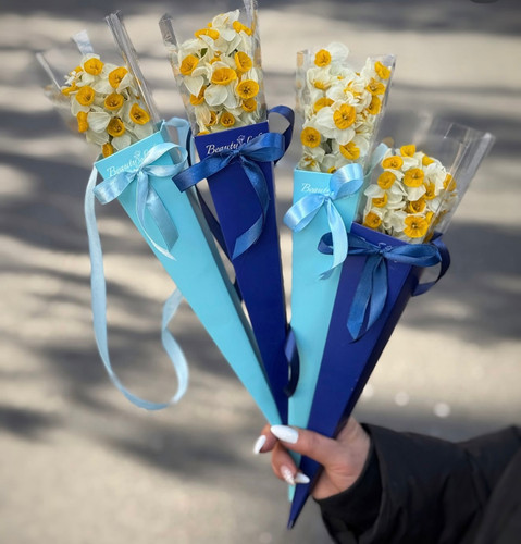 دسته گل قیف نرگس روز مرد و روز پدر مناسب هدیه سازمانی و شرکتی