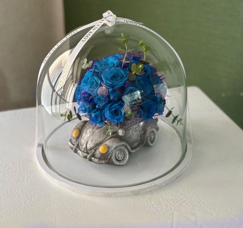 باکس گل رز آبی لاکچری داخل ماشین کلاسیک شیشهای، مناسب هدیه روز پدر و سازمانی